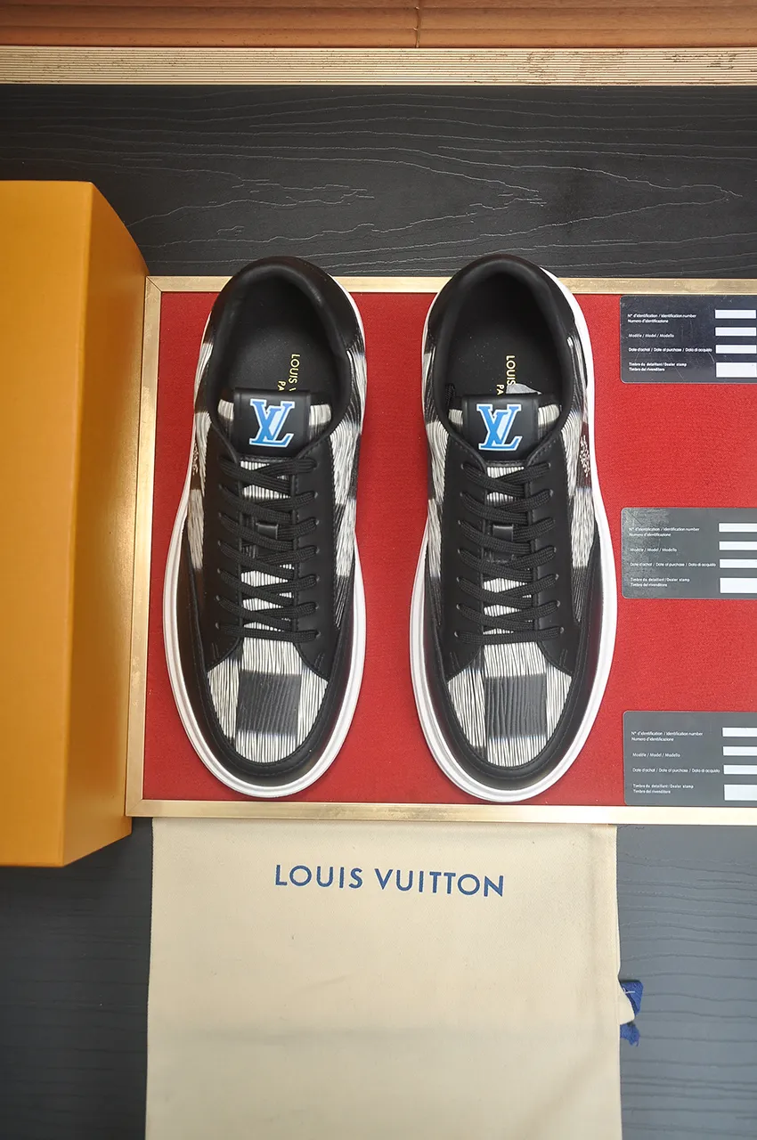 Men's men's shoes 💰640💶Original development, quality shipping, welcome to compare - LV sneaker series sports shoes introduce the loose silhouette of the ready-to-wear series into the spring and summer men's wear shows and make an eye-catching appearance. The cow leather upper is combined with rough fabric laces, and colorful beading highlights the brand's classic elements. LV letters mark the tongue and Monogram floral outsole. Mixed materials Made of top-grain cowhide, thick shoelace design, large Monogram print on the side, mesh lining and cotton feet, the comfort is as extreme as ever, premium heritage, quality first, worth owning! Size: Men’s 38-45 (45 is custom-made and cannot be returned or exchanged)